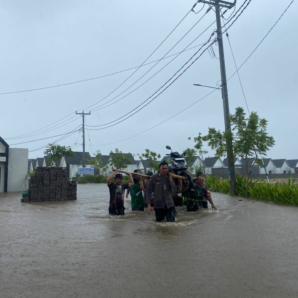 Lombok Barat Dilanda Banjir, Warga Dievakuasi