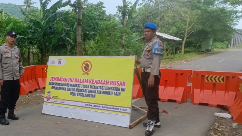 Jembatan Bakong Retak, Polsek Lembar Bertindak Cepat Demi Keselamatan Warga