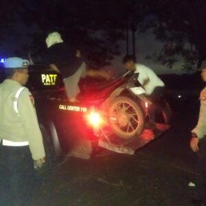 Patroli KRYD Polsek Lembar: Bantu Remaja Mogok Motor di Malam Hari