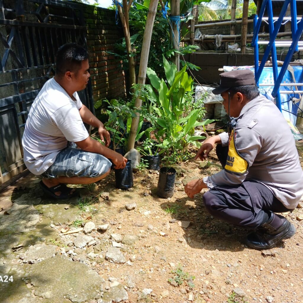 Polisi Kawal Makanan Bergizi Gratis di SDN 2 Ombe, Lombok Barat