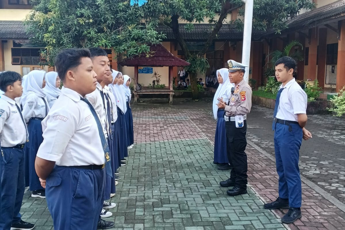 Polisi Sambangi SMPN 1 Gerung, Edukasi Tertib Lalu Lintas Sejak Dini