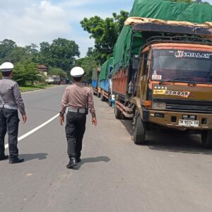 Tertib Parkir Truk di Gerung: Satlantas Polres Lombok Barat Bertindak!