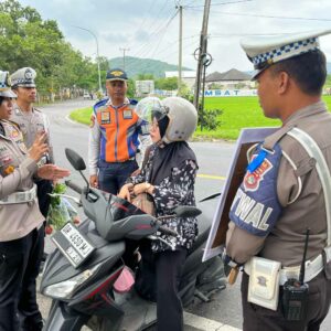 Tertib Lalu Lintas, Dapat Sayur! Operasi Unik Polres Lombok Barat