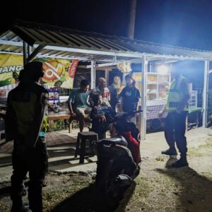 Anggota Piket Jaga Polsek Poto Tano Laksanakan Patroli Dialogis, Jaga Situasi Kamtibmas Tetap Kondusif