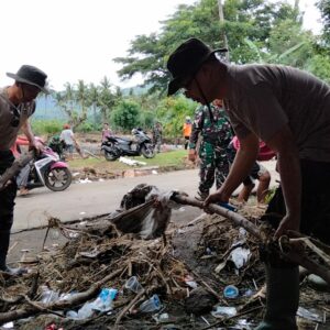 Tim Gabungan dan Warga Gotong-Royong Bersihkan Sisa Banjir di Wera