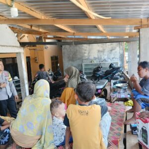 Bhabinkamtibmas Desa Hu’u Sambangi Warga dan Beri Imbauan Soal TKI Ilegal