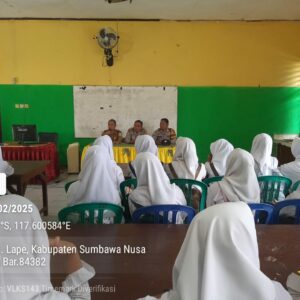Polsek Lape Gelar Police Goes to School di SMPN 1 Lape Desa Dete