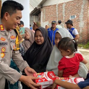 Kapolres Probolinggo Tinjau Wilayah Terdampak Banjir Bandang, Distribusikan Puluhan Sembako