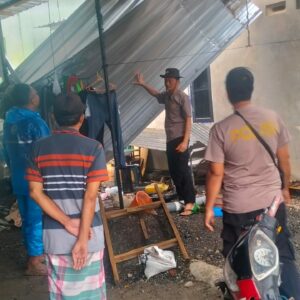 Bhabinkamtibmas Desa Mantun Bantu Warga yang Terdampak Angin Kencang
