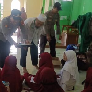 Polsek Sumbawa Gelar Kegiatan Pemberian Makan Bergizi Gratis Untuk Siswa Pondok Deniat Umasima