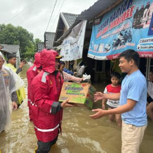 Kapolres Sumbawa Barat Turun Langsung Tinjau Banjir dan Berikan Bantuan Kepada Warga Terdampak