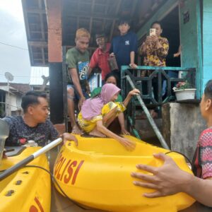 Reaksi Cepat Sat Samapta Polres Sumbawa Barat Evakuasi Warga Terdampak Banjir