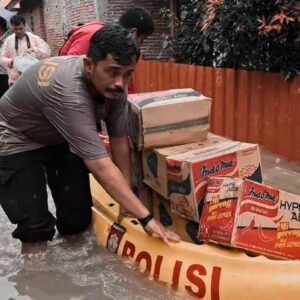 Sat Samapta Polres Sumbawa Barat Salurkan Bansos Sasar Warga Terdampak Banjir