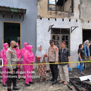 Polsek Labuhan Badas Bersama Bhayangkari Laksanakan Bakti Sosial Untuk Korban Kebakaran