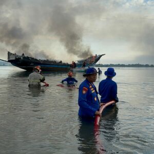 Polairud Polda NTB Bantu Tangani Kebakaran Kapal di Perairan Lombok Timur