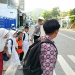 Satlantas Polres Bima Kota Aru Gatur Pagi Sambil Bantu Anak Sekolah Menyebrang Jalan