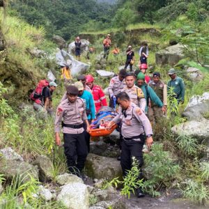 Polres Klaten Evakuasi Mahasiswa yang Terperosok di Jurang Gunung Merapi