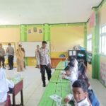 Dukung Program MBG, Polres Sumbawa Barat Bagikan Makanan Sehat Kepada Siswa SD