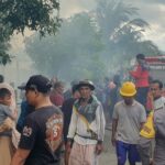 Kebakaran Hanguskan Rumah Panggung di Seteluk Atas, Polsek Seteluk Bersama Damkar dan Masyarakat Lakukan Evakuasi