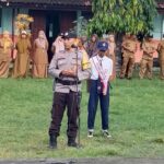 Personel Polsek Jajaran Polres Sumbawa Jadi Pembina Upacara di Sekolah, Berikan Himbauan Kamtibmas