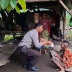 Bhabinkamtibmas Desa Sambik Elen Bagikan Nasi Bungkus kepada Warga Kurang Mampu