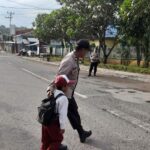 Personel Polsek Rasanae Timur Laksanakan Gatur Pagi untuk Kelancaran Lalu Lintas