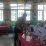 Polres Sumbawa Barat Bagikan Makan Bergizi Gratis di SD Negeri 2 Mura dan SD Negeri Dasan Anyar