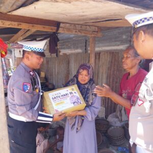 Personel Sat Lantas Polres Sumbawa Gelar Bakti Sosial, Berbagi Kepada Masyarakat Kurang Mampu
