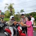 Kapolsek Gerung Bagikan Takjil, Wujud Kepedulian di Bulan Ramadhan