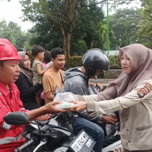 Polres Lombok Barat Berbagi Takjil: Wujud Kepedulian di Bulan Ramadan
