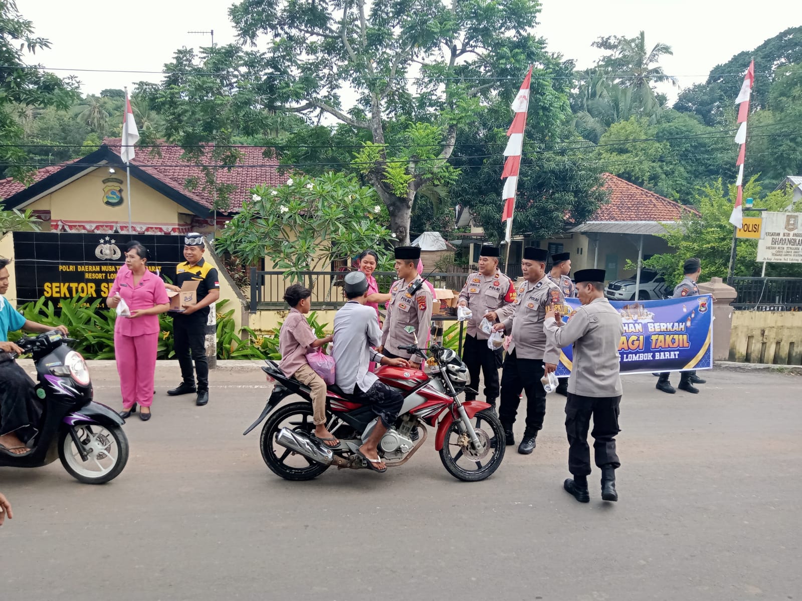 Indahnya Berbagi! Polsek Sekotong Tebar Takjil dan Pesan Kamtibmas