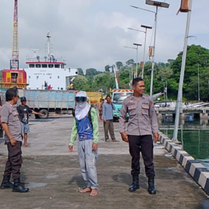 Patroli Polsek Labuhan Badas Sosialisasikan Penolakan Aksi Premanisme di Pelabuhan Badas