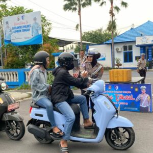 Polres Lombok Tengah Bagikan Takjil Kepada Masyarakat Setiap Hari Selama Bulan Ramadan.