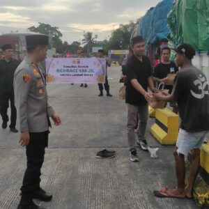 Kapolsek KP3 Lembar Bagikan Takjil, Tebar Berkah Ramadan