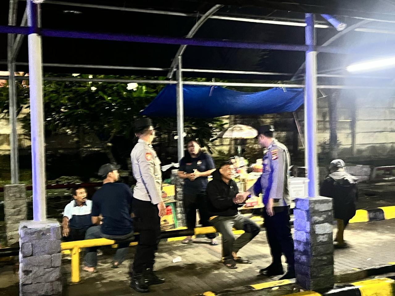 Polisi Patroli Sahur di Pelabuhan Lembar, Cegah Aksi Kriminal