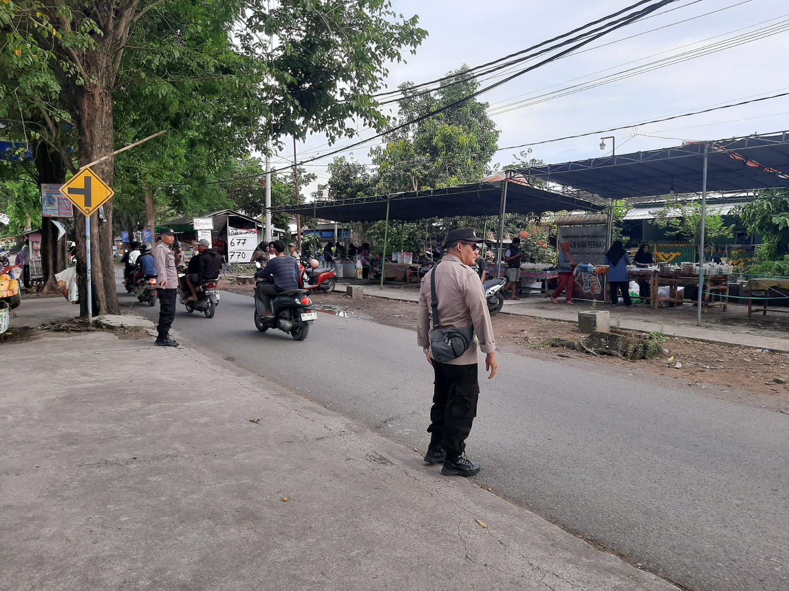 Ngabuburit Lancar! Polisi Atur Lalu Lintas di Labuapi