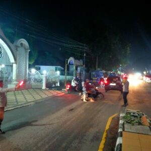 Polsek Gerung Kawal Tarawih, Jamaah Merasa Lebih Aman