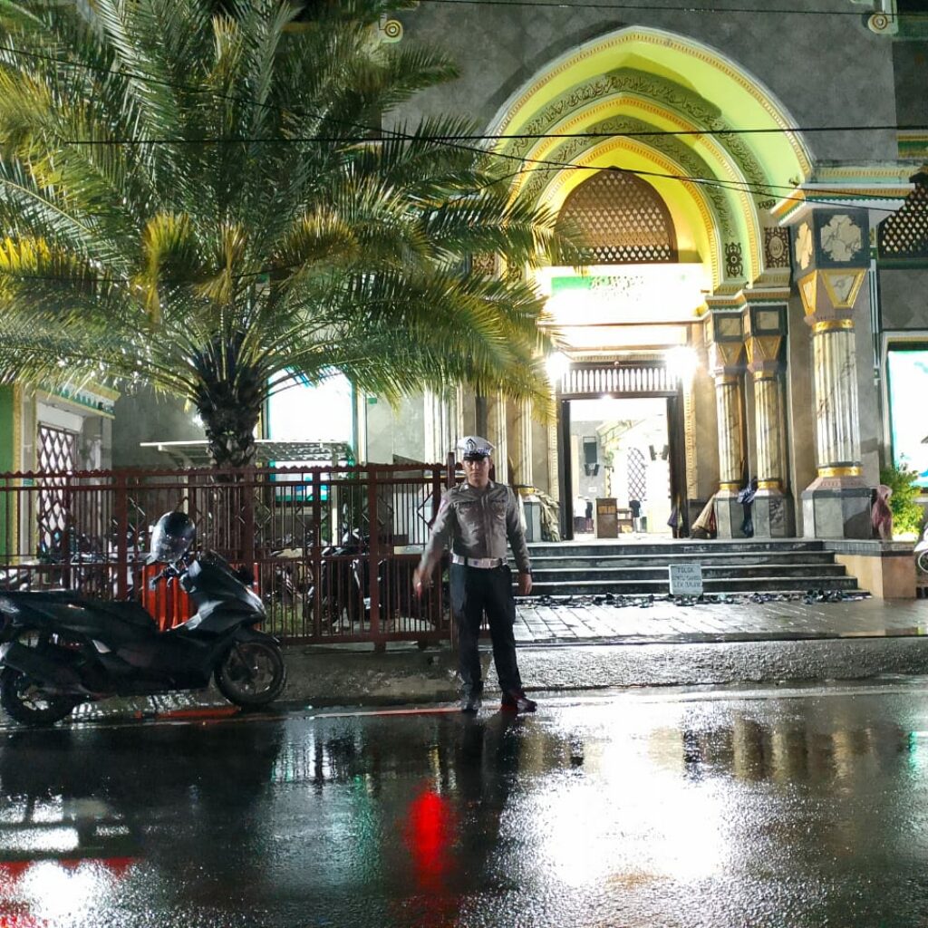 Polisi Siaga Saat Tarawih, Ramadan di Lombok Barat Makin Kondusif