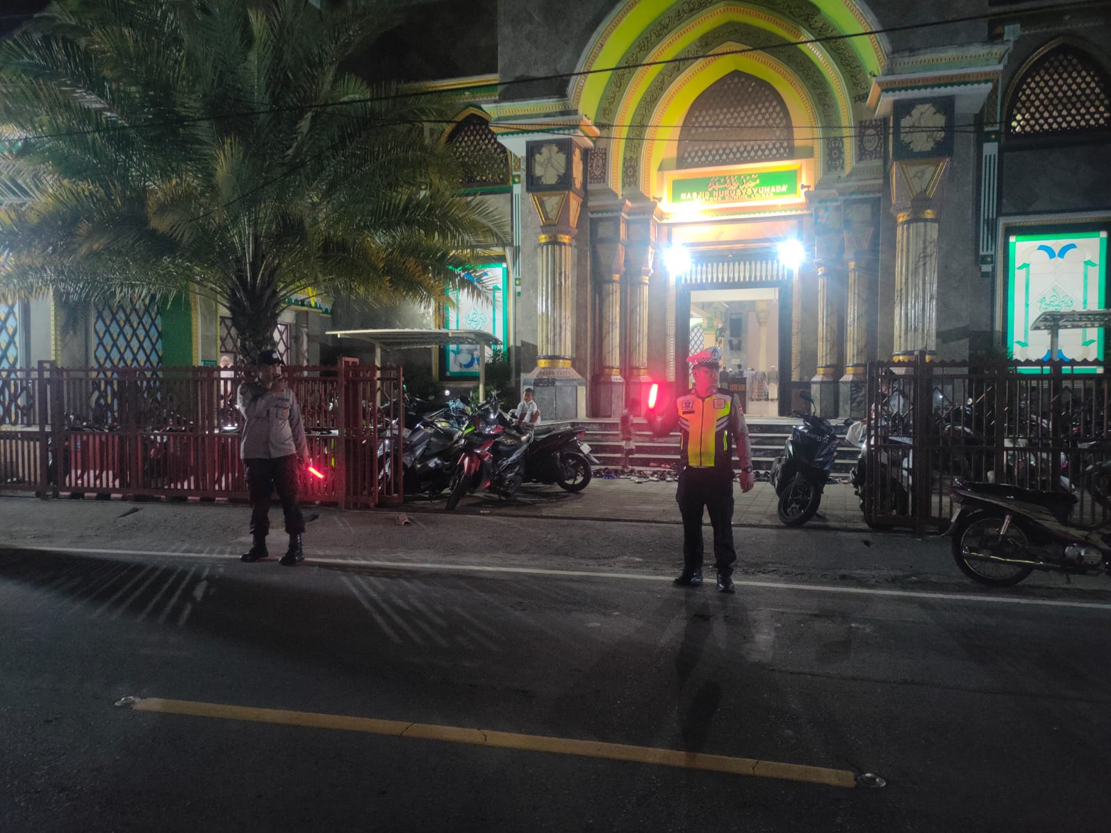 Ibadah Tenang! Polisi Kawal Tarawih di Masjid Prioritas Batulayar