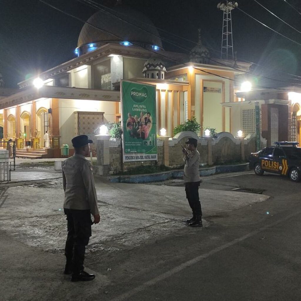 Cegah Kemacetan, Polisi Kawal Sholat Subuh di Pelabuhan Lembar