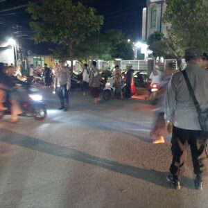 Polsek Labuapi Kawal Salat Tarawih, Jamaah Merasa Lebih Aman