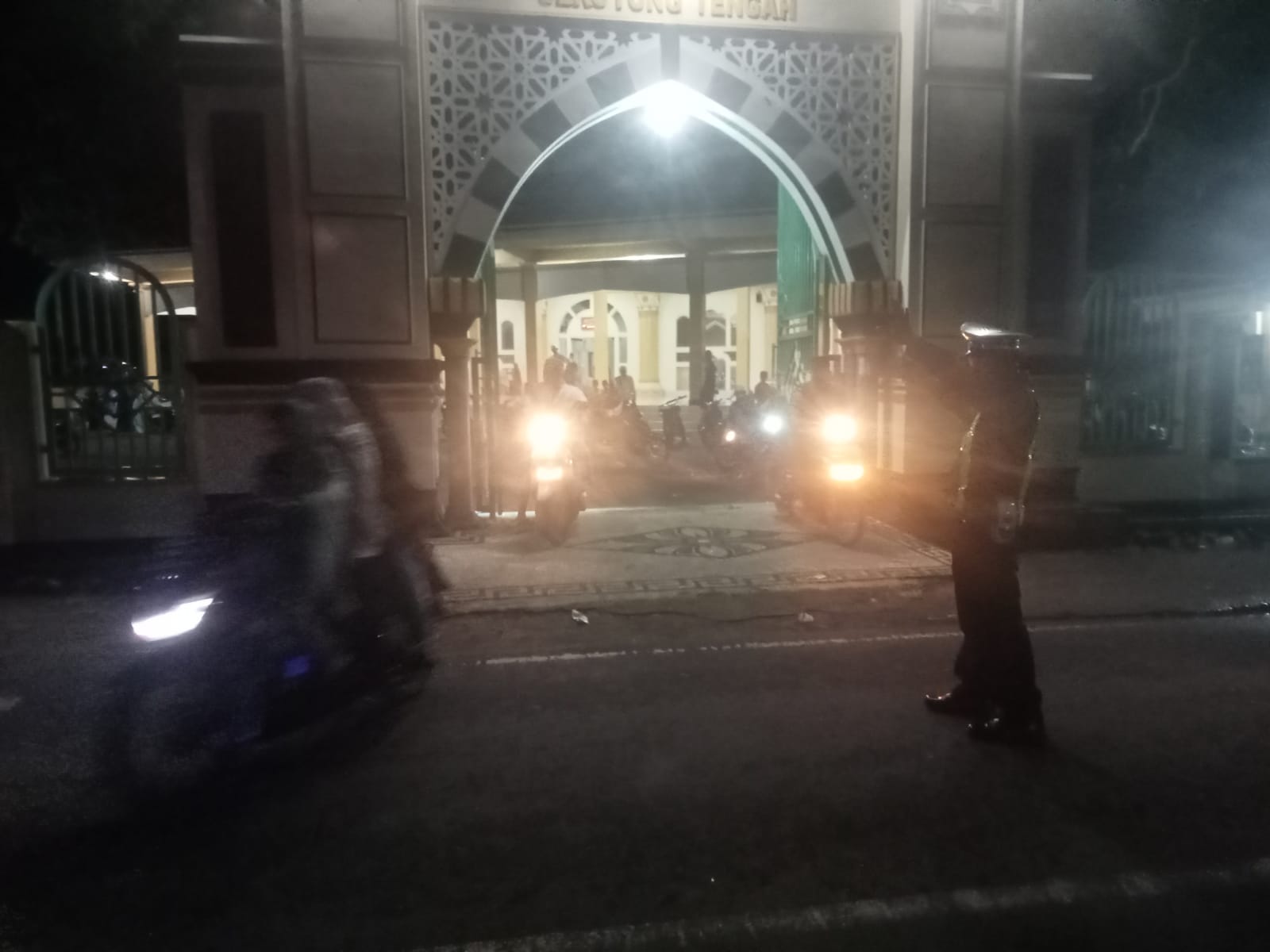 Polsek Sekotong Kawal Tarawih, Ibadah Makin Khusyuk!