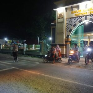 Polsek Sekotong Kawal Tarawih, Jamaah Lebih Tenang