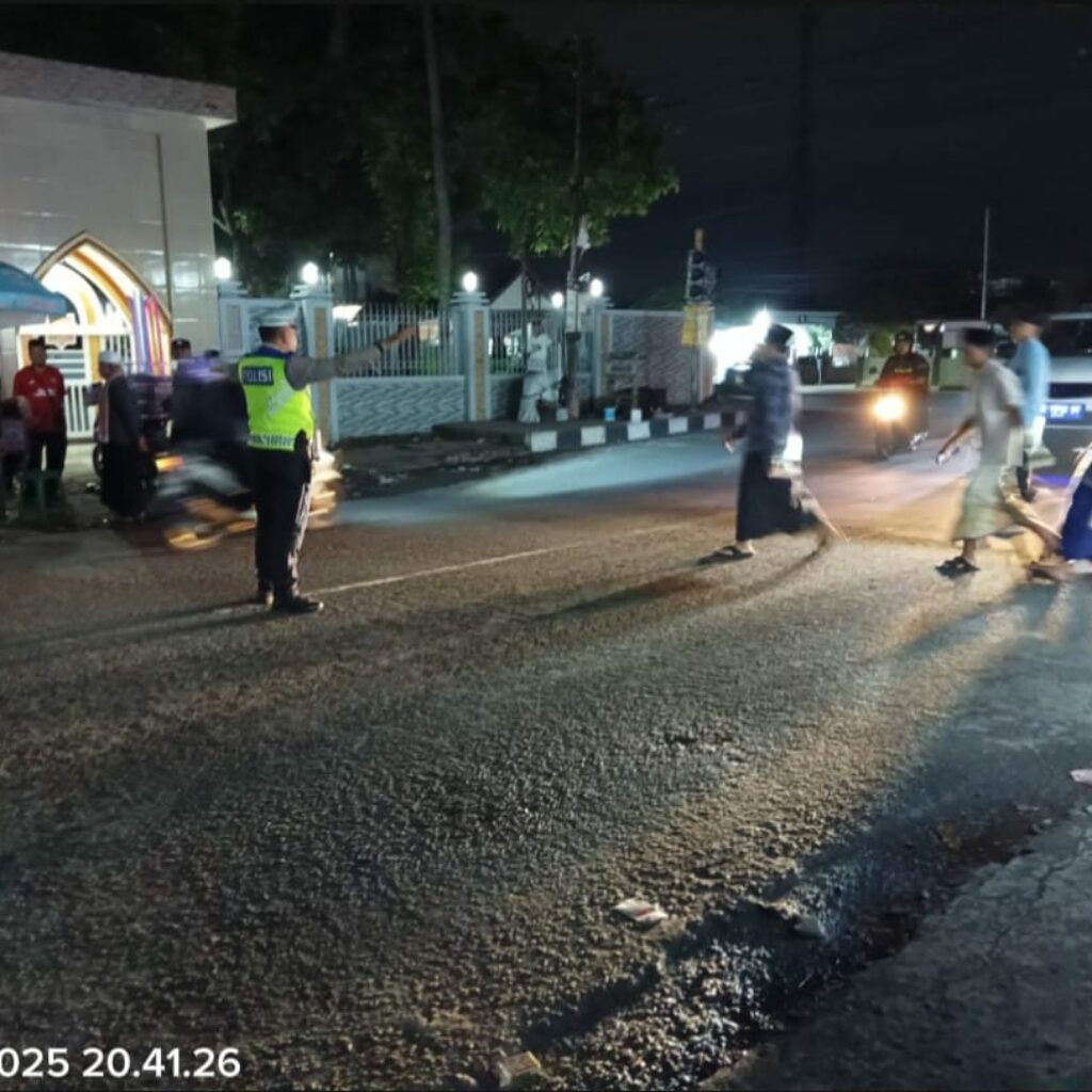 Tarawih Nyaman: Pengamanan Polisi di Masjid Kediri