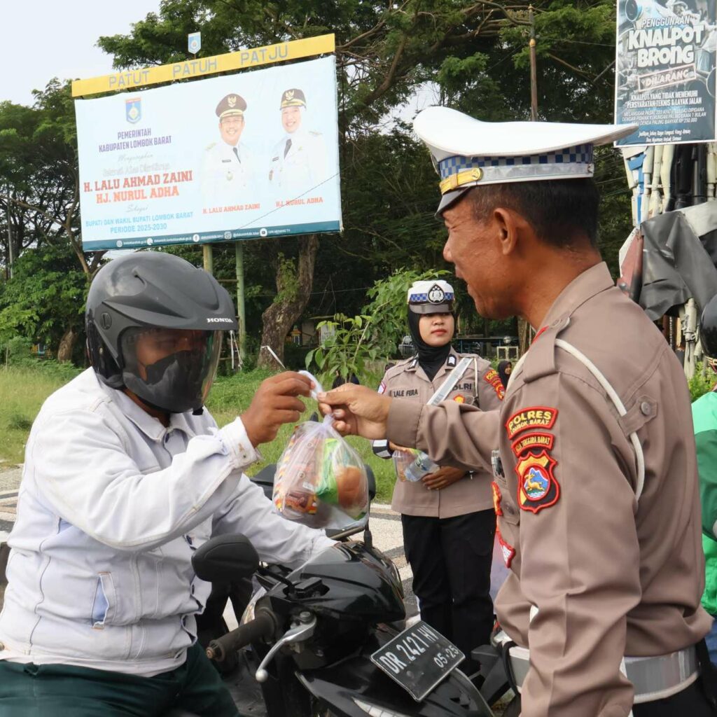 Polres Lombok Barat Berbagi Takjil: Ramadhan Penuh Berkah