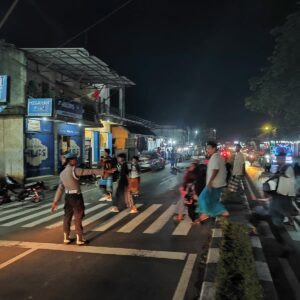 Tarawih Perdana di Lombok Barat: Polisi Jaga Ketertiban & Kekhusyukan