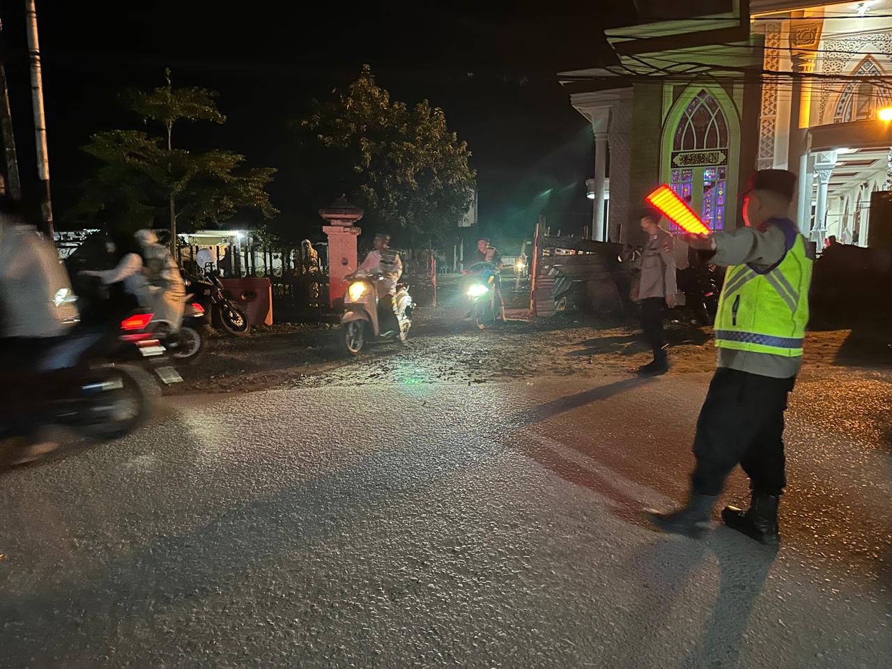 Pengamanan Ketat Shalat Tarawih di Kuripan, Warga Apresiasi