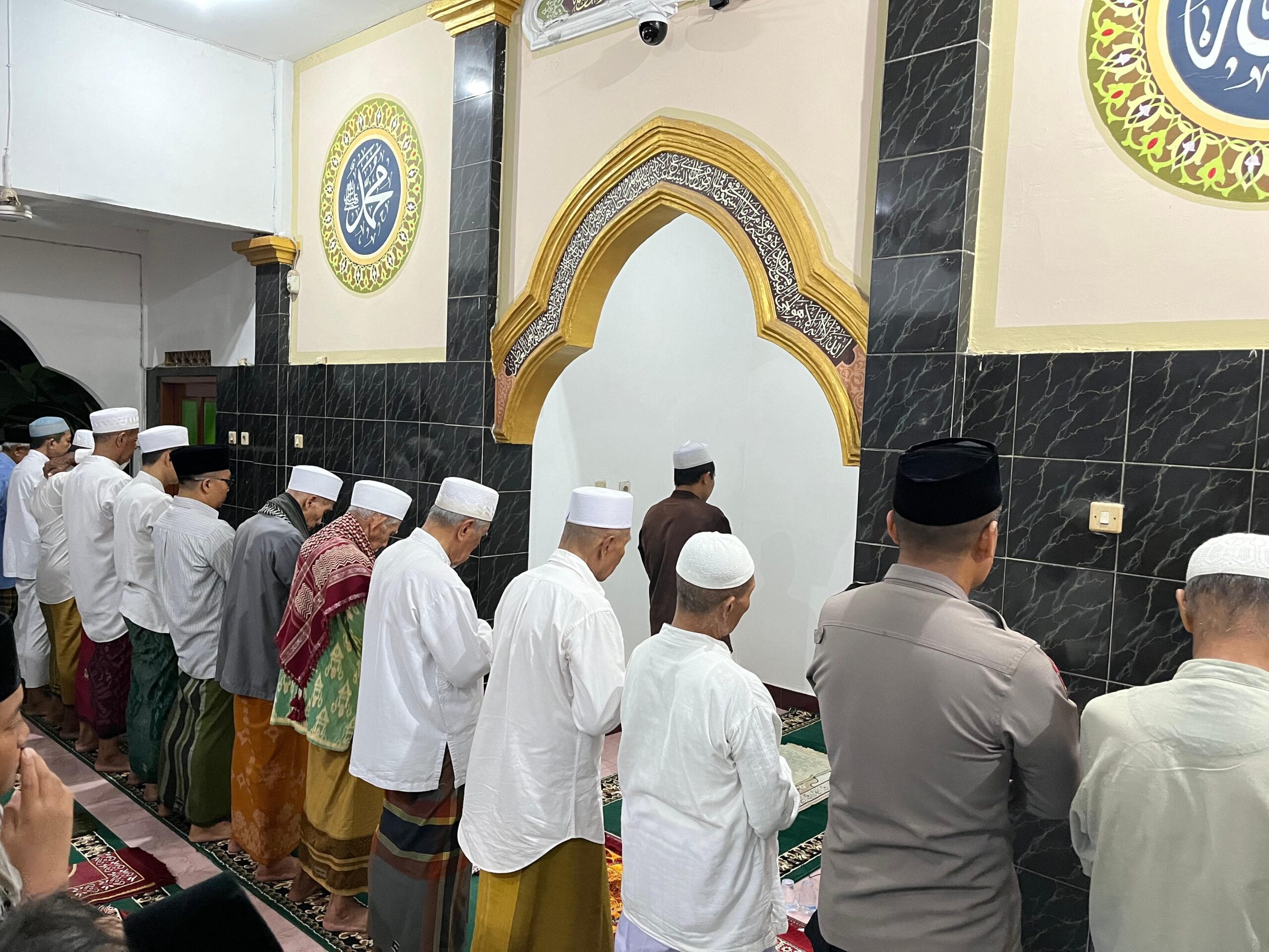 Kehangatan Tarawih Keliling: Polsek Kediri Berbaur dengan Jamaah