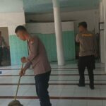 Polsek Jereweh Gotong Royong Bersihkan Masjid Jelang Memasuki Bulan Suci Ramadhan 1446 H