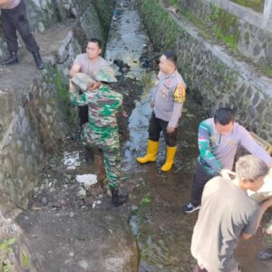 Menyambut Bulan Suci Ramadhan, Polsek Sekongkang Bersama Masyarakat Gelar Gotong Royong Bersihkan Sarana Ibadah